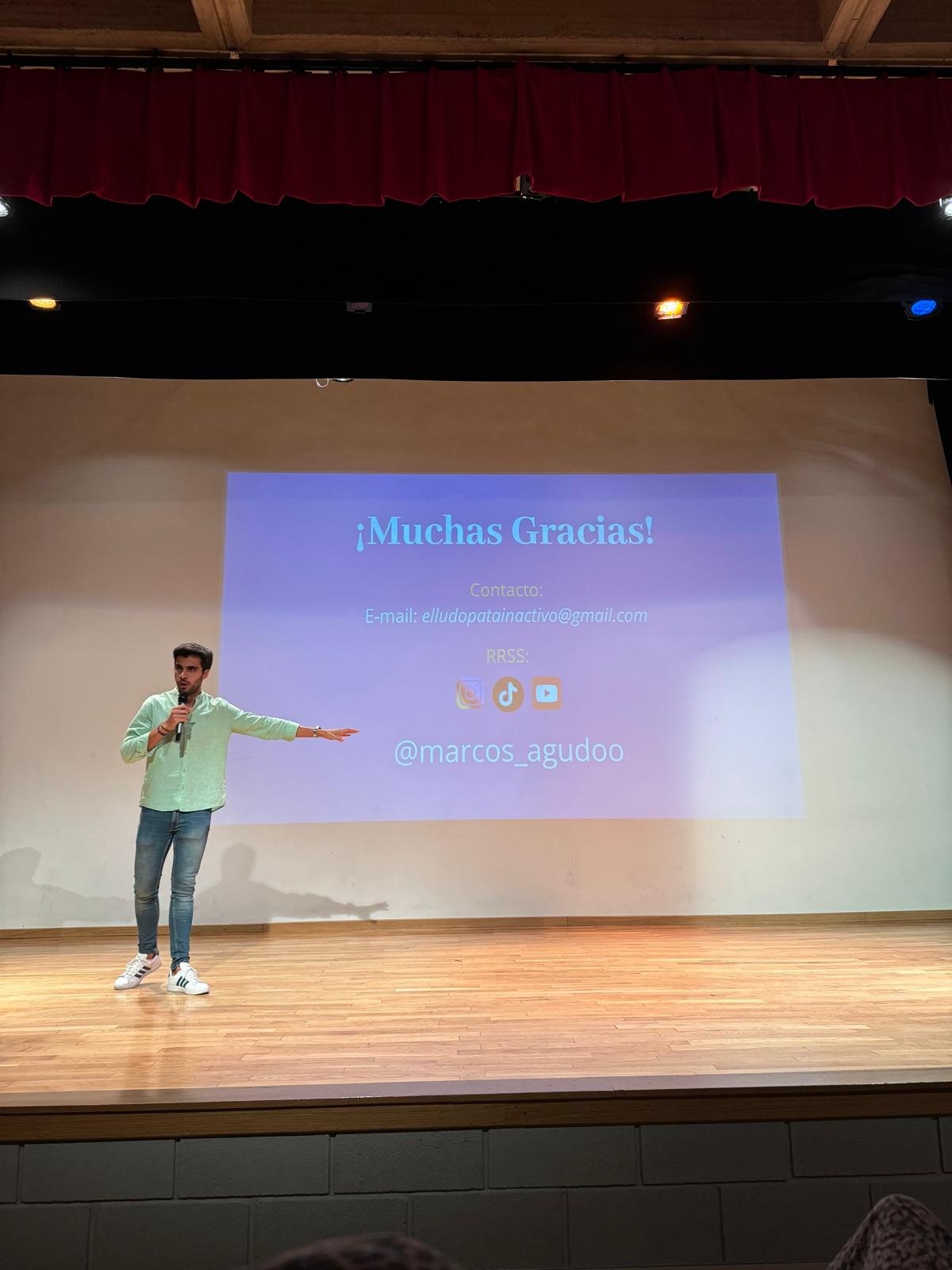 Escenario, dando charlas de prevención contra la adicción al juego